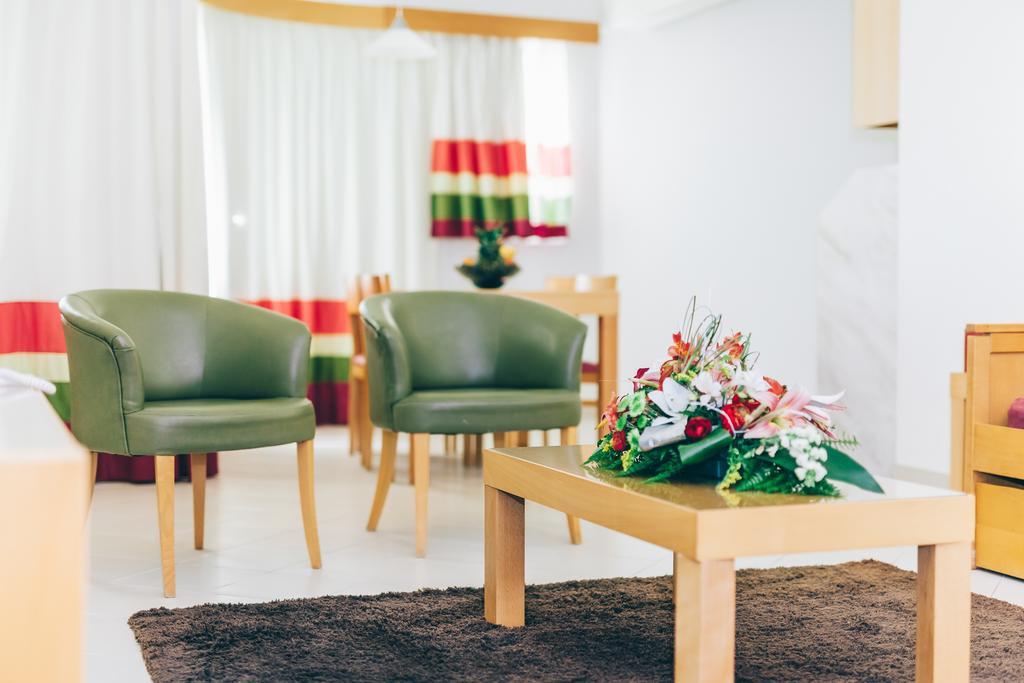 Grand Muthu Forte Da Oura Албуфейра Экстерьер фото A waiting room at a German hospital